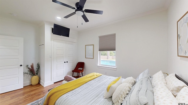 bedroom featuring ceiling fan, crown molding, wood finished floors, a closet, and recessed lighting