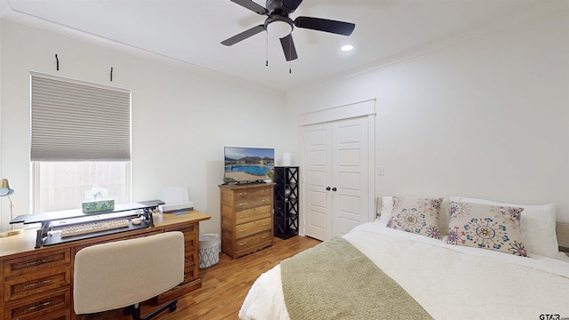 bedroom featuring light wood-style floors, recessed lighting, ceiling fan, and a closet