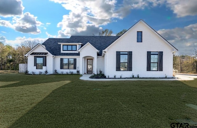 modern farmhouse featuring a front lawn