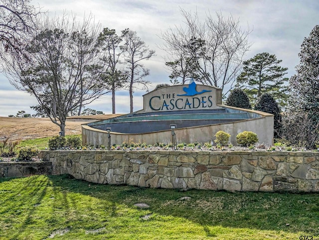 community / neighborhood sign featuring a yard