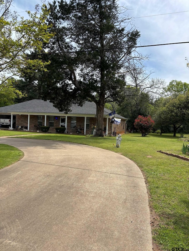 view of front facade featuring a front lawn