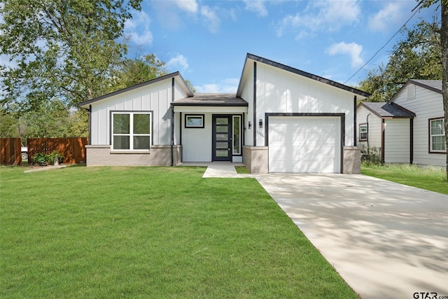 view of front of home featuring a garage and a front yard