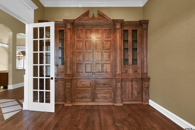 6805 Castle Pines Ct, Tyler, TX 75703 - detailed view of wood finished floors, arched walkways, baseboards, and crown molding