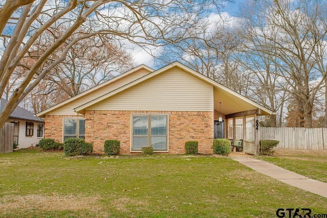 view of front of property featuring a front yard