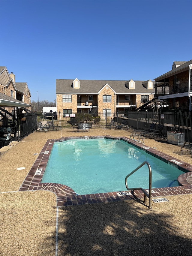 view of swimming pool