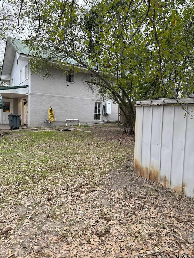 view of yard with a shed