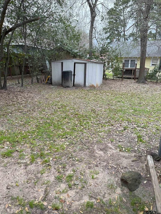 view of yard featuring a shed