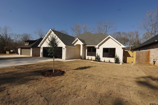 view of front of house featuring a front lawn and a garage