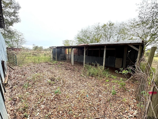 view of yard featuring an outbuilding