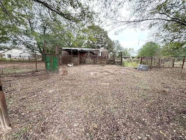 view of yard with an outbuilding