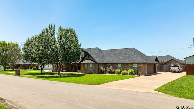 view of front of property featuring a front lawn