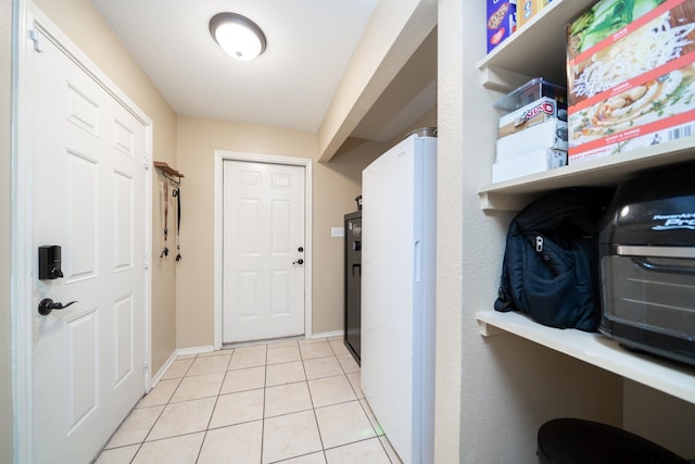 laundry room featuring light tile patterned floors