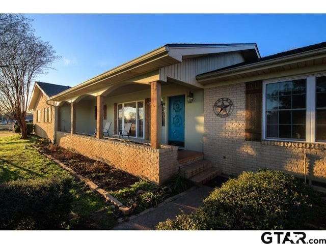 view of front of property featuring covered porch