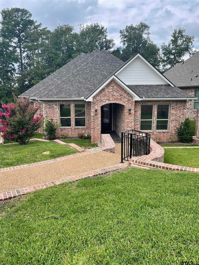 single story home with a front lawn