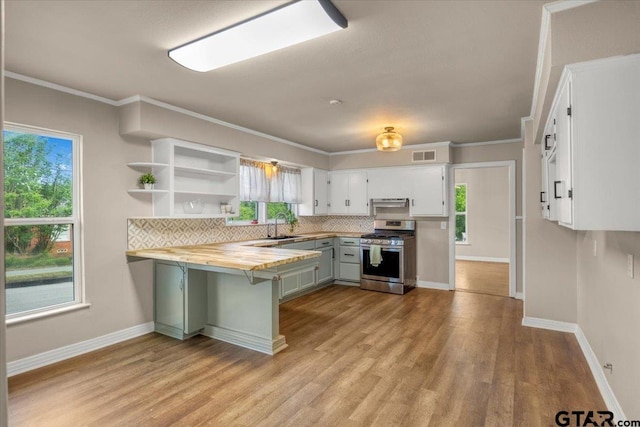1330 Graham Dr, Tyler, TX 75701 - kitchen featuring stainless steel gas stove, visible vents, a sink, a peninsula, and wood finished floors