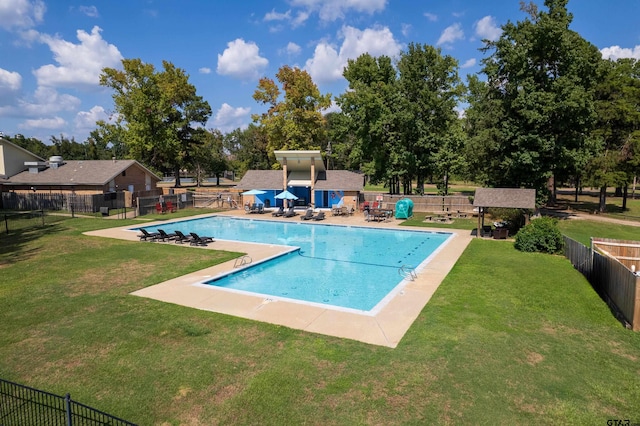 view of swimming pool featuring a yard