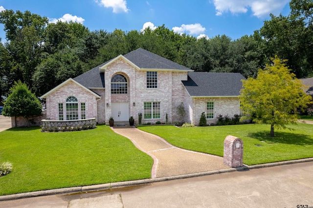 view of front facade with a front lawn