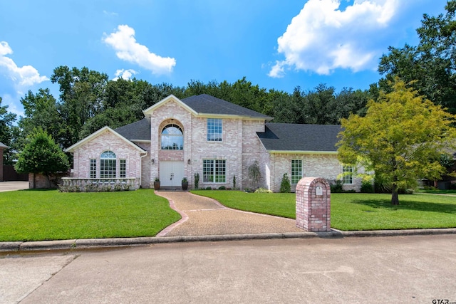 view of front of home featuring a front lawn