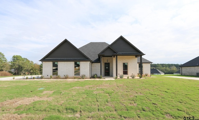 view of front of home featuring a front yard