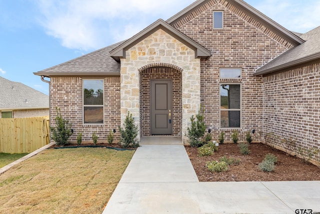 view of front facade with a front yard