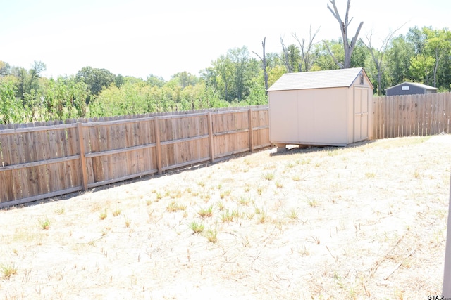 view of yard featuring a storage shed