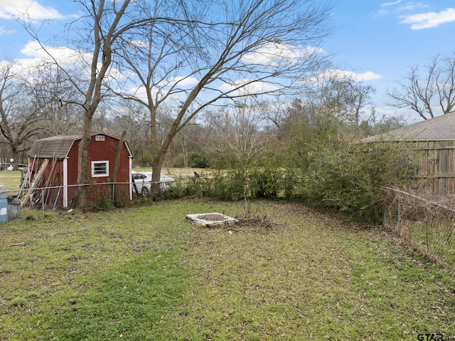 view of yard featuring an outbuilding and fence