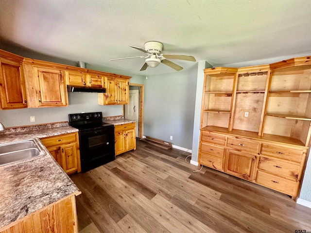 kitchen with dark wood-type flooring, sink, black / electric stove, and ceiling fan