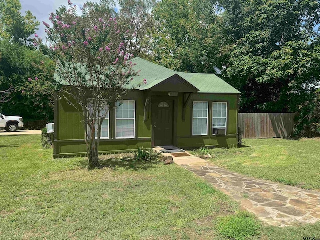 view of front facade featuring a front yard