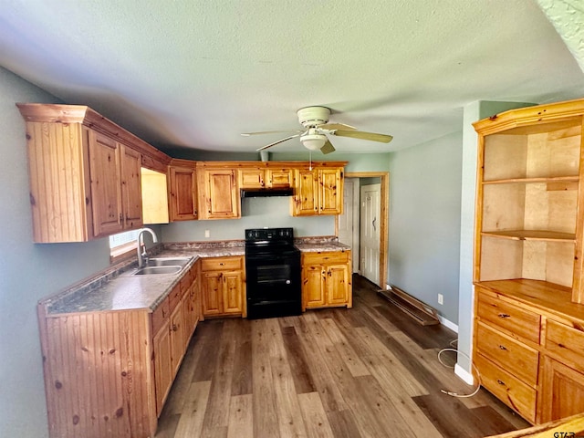 kitchen with a textured ceiling, dark hardwood / wood-style floors, sink, electric range, and ceiling fan