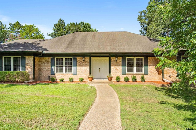 single story home with a front lawn