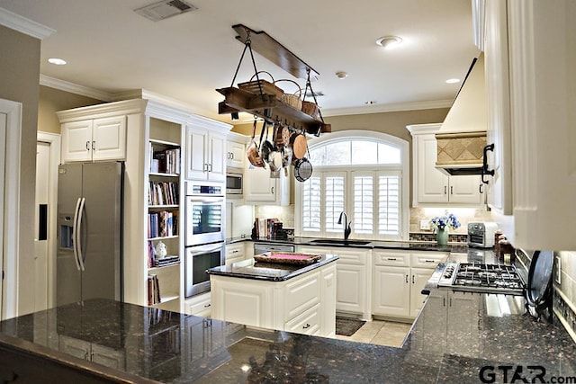 kitchen featuring tasteful backsplash, visible vents, stainless steel appliances, and a sink