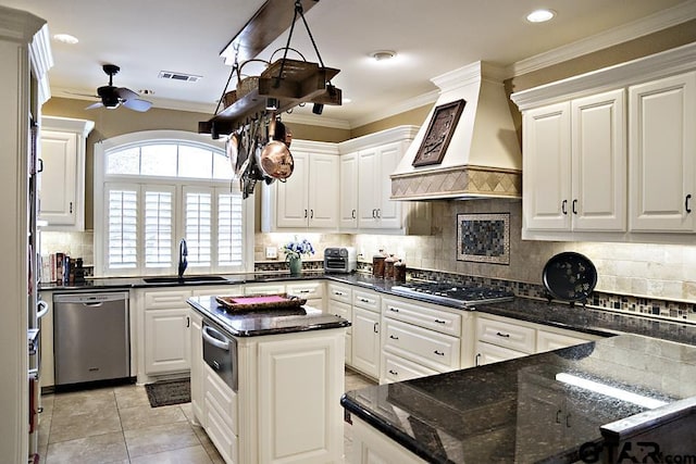 kitchen with visible vents, a sink, gas cooktop, custom exhaust hood, and dishwasher