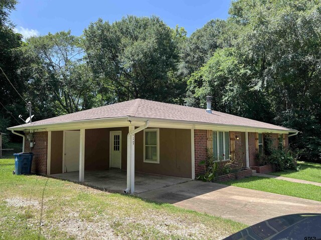 117 Harvey St, Rusk, TX 75785 - view of front facade with a carport