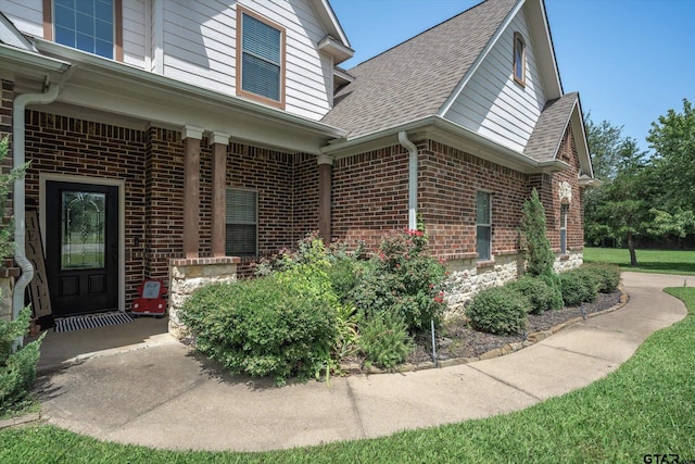 entrance to property featuring covered porch