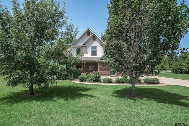 craftsman inspired home featuring a front lawn