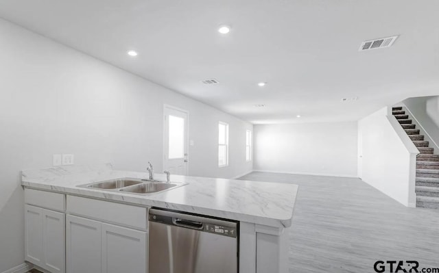 208 Parker Oaks Dr, Chandler, TX 75758 - kitchen featuring dishwasher, a sink, a peninsula, wood finished floors, and open floor plan