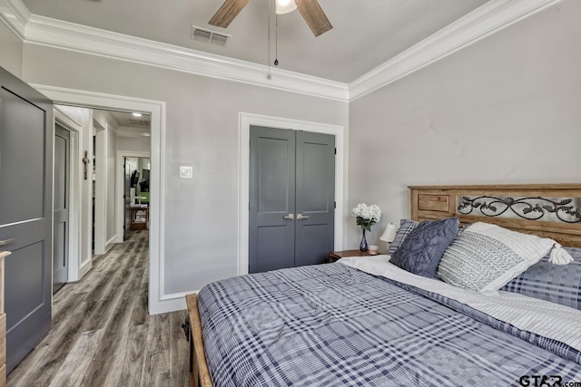 113 Stuart St, Arp, TX 75750 - bedroom featuring crown molding, wood finished floors, a closet, and a ceiling fan