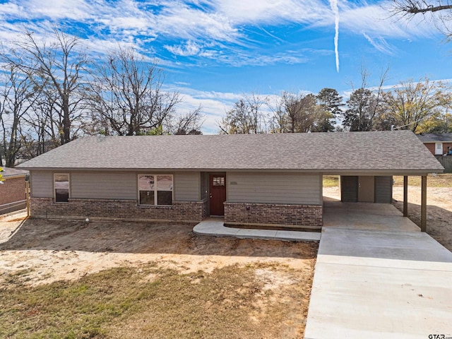 single story home with a carport