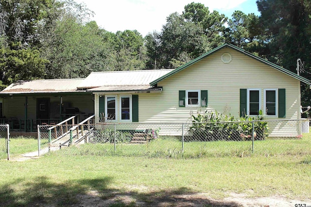 view of front of property with a front yard