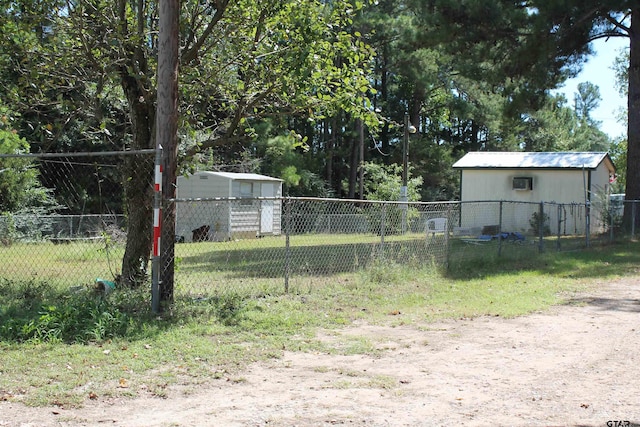 view of yard with a storage unit