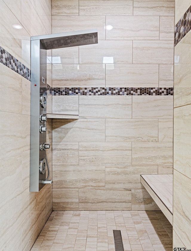 bathroom featuring a tile shower