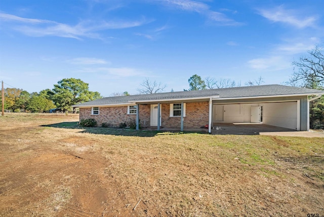 ranch-style house featuring a front lawn