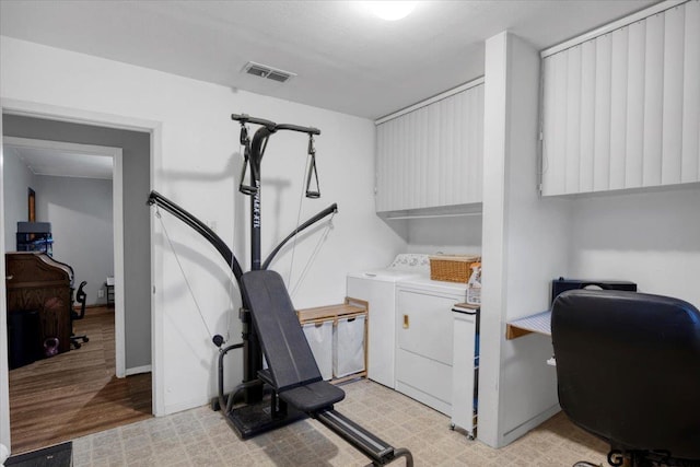 laundry room featuring visible vents, baseboards, independent washer and dryer, cabinet space, and light floors