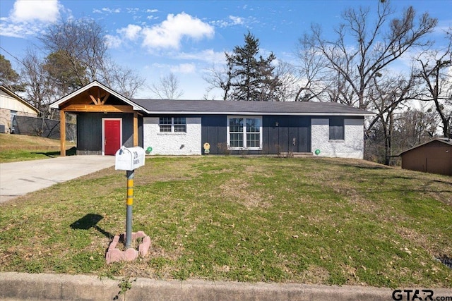 view of front of house with driveway and a front yard