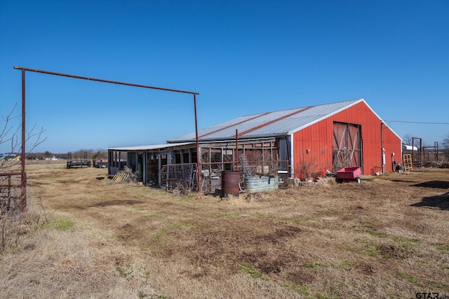 view of outdoor structure featuring an outbuilding