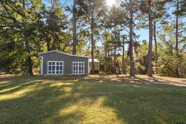 view of yard with an outdoor structure