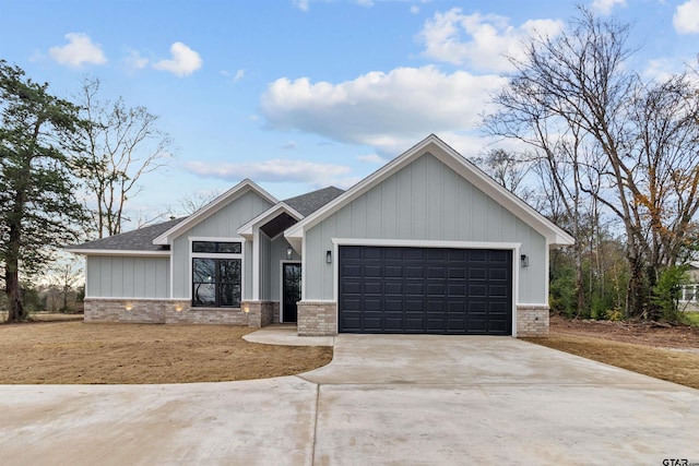 craftsman-style house featuring a garage