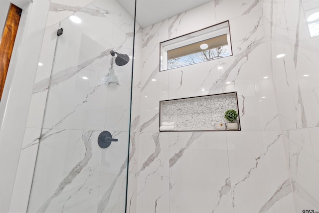 bathroom featuring tiled shower