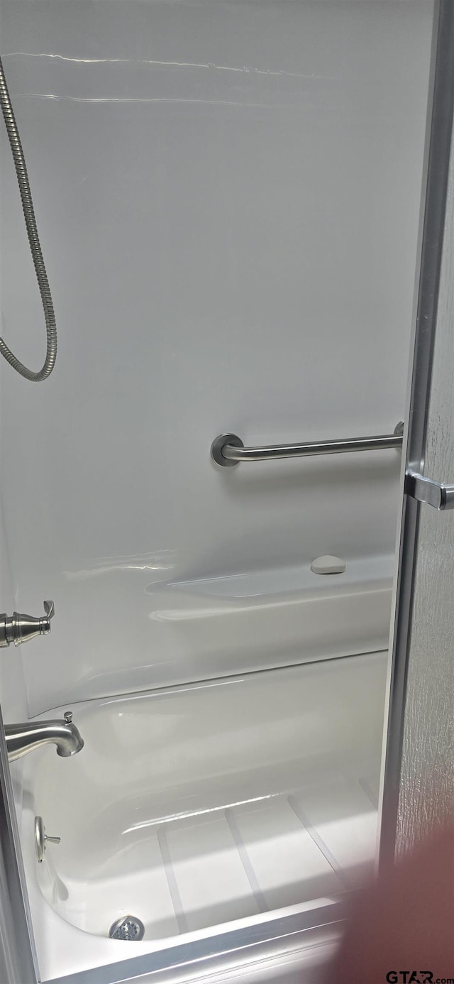 406 Brookwood Dr, Mount Pleasant, TX 75455 - full bath featuring bathtub / shower combination