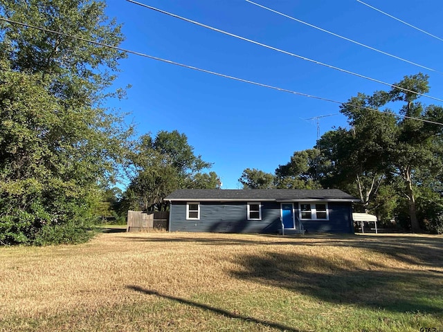 ranch-style home featuring a front lawn